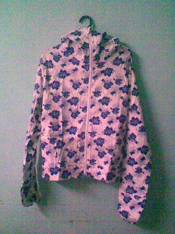 Một chiếc áo chống nắng tốt phải được may từ vải thật khít và có màu tối. Vải càng khít thì khả năng chống nắng càng cao còn màu sắc thì bạn nên ưu tiên những màm sẫm như tím than, nâu, đen hơn là các loại áo sáng màu nhé! Xem thêm:Bí quyết "nhỏ", giữ sức khỏe "lớn" trong mùa nắng nóng