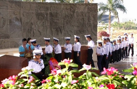 Ban tổ chức và các chiến sĩ nhí tri ân các anh hùng Liệt sĩ tại Tượng đài 2/9.