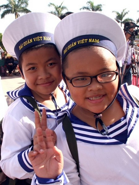 Các chiến sĩ nhí tham gia trại hè quân ngũ.