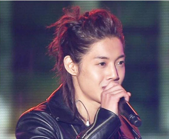 Kim Huyn Joong với kiểu tóc rối buộc sau mang phong cách hoàn toàn khác so với hình ảnh anh thường xuất hiện.(Ảnh: NS) Xem thêm:Vẻ lãng tử dễ "hạ gục" phái đẹp của mỹ nam Hàn Kim Huyn Joong với kiểu tóc rối buộc sau mang phong cách hoàn toàn khác so với hình ảnh anh thường xuất hiện.(Ảnh: NS) Xem thêm:Vẻ lãng tử dễ "hạ gục" phái đẹp của mỹ nam Hàn