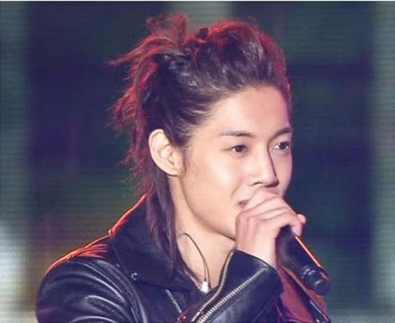 Kim Huyn Joong với kiểu tóc rối buộc sau mang phong cách hoàn toàn khác so với hình ảnh anh thường xuất hiện.(Ảnh: NS) Xem thêm:Vẻ lãng tử dễ "hạ gục" phái đẹp của mỹ nam Hàn