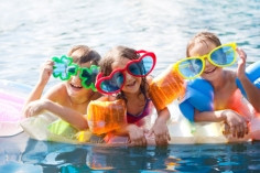 Bơi lội tuy tốt, nhưng vẫn “chống chỉ định” cho một số trẻ (ảnh chỉ mang tính minh hoạ) Bơi lội tuy tốt, nhưng vẫn “chống chỉ định” cho một số trẻ (ảnh chỉ mang tính minh hoạ)