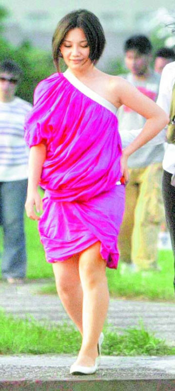 Nữ diễn viên nổi tiếng Lương Tịnh Như lộ đôi chân ngắn và mập vì chiếc váy màu hồng cầu kỳ. Xem thên:Tạo hình “khó hiểu” sao Hoa ngữ trong phim cổ trang Nữ diễn viên nổi tiếng Lương Tịnh Như lộ đôi chân ngắn và mập vì chiếc váy màu hồng cầu kỳ. Xem thên:Tạo hình “khó hiểu” sao Hoa ngữ trong phim cổ trang