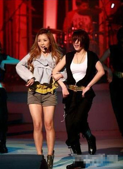 Ca sĩ Hà Khiết bị chê thấp và có đôi chân "cột đình". Xem thên:Tạo hình “khó hiểu” sao Hoa ngữ trong phim cổ trang Ca sĩ Hà Khiết bị chê thấp và có đôi chân "cột đình". Xem thên:Tạo hình “khó hiểu” sao Hoa ngữ trong phim cổ trang