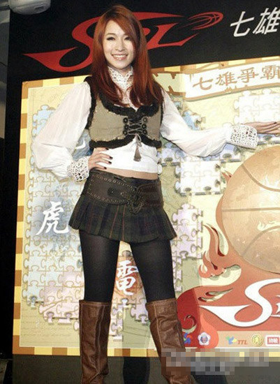 Ca sĩ HEBE không ít lần khó chịu với những biệt danh khó nghe mà báo chí đặt cho cô. Xem thên:Tạo hình “khó hiểu” sao Hoa ngữ trong phim cổ trang Ca sĩ HEBE không ít lần khó chịu với những biệt danh khó nghe mà báo chí đặt cho cô. Xem thên:Tạo hình “khó hiểu” sao Hoa ngữ trong phim cổ trang