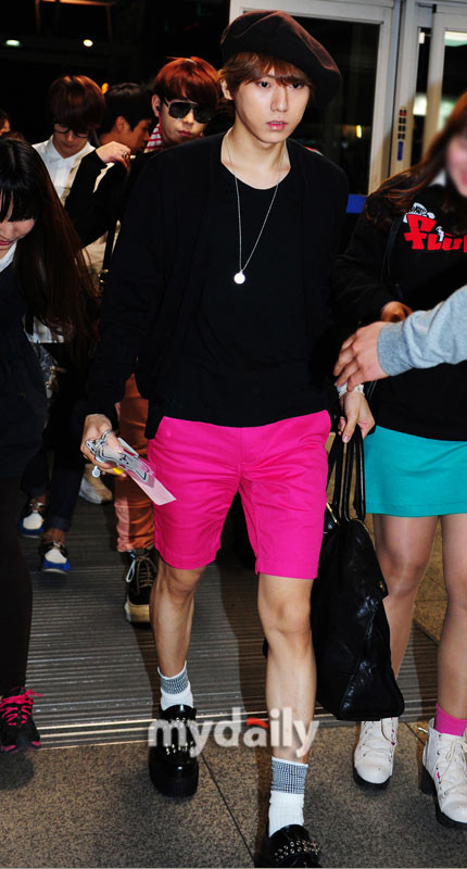 Cách kết hợp cùng áo thun đen đã giúp chiếc quần ngố màu hồng của Jang Hyun Seung bớt lòe loẹt. Xem thêm: Đẹp trai và phong cách như thần tượng Hàn Quốc Jae Bum Cách kết hợp cùng áo thun đen đã giúp chiếc quần ngố màu hồng của Jang Hyun Seung bớt lòe loẹt. Xem thêm: Đẹp trai và phong cách như thần tượng Hàn Quốc Jae Bum