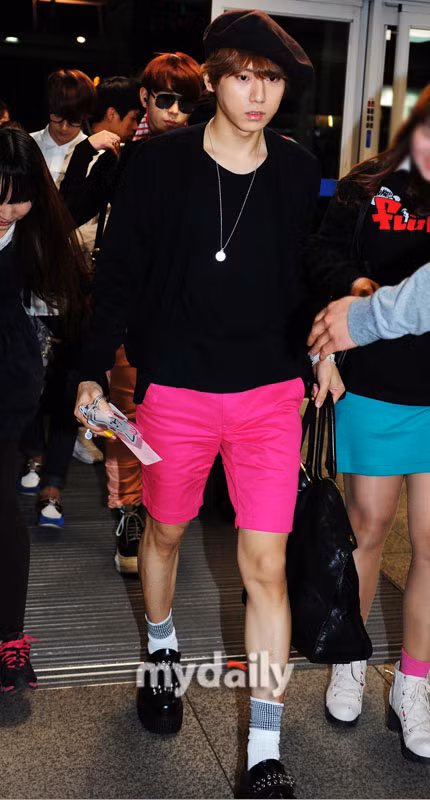 Cách kết hợp cùng áo thun đen đã giúp chiếc quần ngố màu hồng của Jang Hyun Seung bớt lòe loẹt. Xem thêm: Đẹp trai và phong cách như thần tượng Hàn Quốc Jae Bum