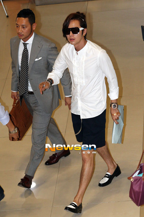 Sẽ đẹp hơn nếu Jang Geun Suk xắn tay áo cao hơn một chút hoặc thay chiếc sơ mi kia bằng chiếc áo thun trắng cùng màu. Xem thêm: Đẹp trai và phong cách như thần tượng Hàn Quốc Jae Bum Sẽ đẹp hơn nếu Jang Geun Suk xắn tay áo cao hơn một chút hoặc thay chiếc sơ mi kia bằng chiếc áo thun trắng cùng màu. Xem thêm: Đẹp trai và phong cách như thần tượng Hàn Quốc Jae Bum