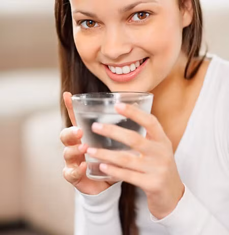 Uống nhiêu nước: Nước giúp giữ ẩm thanh quản nhờ đó có tác dụng bảo vệ thanh quản, giữ thanh quản không bị khô, rát . Tuy nhiên các bạn nhớ uống nước không quá lạnh cũng không quá nóng nha. Tất nhiên vào mùa nóng thì nên uống nước mát, mùa lạnh thì uống nước ấm, nhưng các nhà khoa học khuyến cáo không nên uống nước đá hay nước quá nóng trên 45 độ, dễ hư men răng và kích thích lớp niêm mạc vòm họng, dẫn đến dễ nhiễm trùng gây viêm họng. Xem thêm: 26 loại thực phẩm giúp bạn ‘thanh lọc’ cơ thể