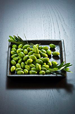 Với cổ họng khô, mất ngủ: Dùng ngày 20-30 quả trám trắng (bỏ hột) đập dập nấu nước uống. Có thể thêm gừng, đường hay mật ong để uống. Xem thêm: 26 loại thực phẩm giúp bạn ‘thanh lọc’ cơ thể Với cổ họng khô, mất ngủ: Dùng ngày 20-30 quả trám trắng (bỏ hột) đập dập nấu nước uống. Có thể thêm gừng, đường hay mật ong để uống. Xem thêm: 26 loại thực phẩm giúp bạn ‘thanh lọc’ cơ thể