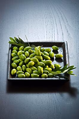 Với cổ họng khô, mất ngủ: Dùng ngày 20-30 quả trám trắng (bỏ hột) đập dập nấu nước uống. Có thể thêm gừng, đường hay mật ong để uống. Xem thêm: 26 loại thực phẩm giúp bạn ‘thanh lọc’ cơ thể