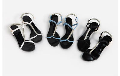 Trong thời điểm hiện tại thì sandal quai mảnh, đế bệt với nhiều gam màu khác nhau sẽ là phụ kiện hoàn hảo dành cho bạn. Xem thêm:Phụ kiện nào được yêu chuộng nhất năm 2011 Trong thời điểm hiện tại thì sandal quai mảnh, đế bệt với nhiều gam màu khác nhau sẽ là phụ kiện hoàn hảo dành cho bạn. Xem thêm:Phụ kiện nào được yêu chuộng nhất năm 2011