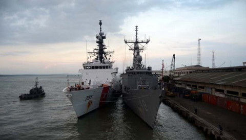 Khu trục hạm USS Vandegrift (FFG-48) và tàu tuần duyên USCG Waesche (WMSL-751) tại cảng Tanjung Perak, Surabaya, thủ phủ tỉnh Đông Java hôm 29/5. Cùng tới Indonesia lần này còn có tàu đổ bộ USS Germantown (LSD-42). Ảnh: Tempo
