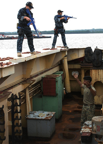 Những khẩu súng giả màu xanh được lính Mỹ sử dụng trong bài tập này. Ảnh: US Navy
