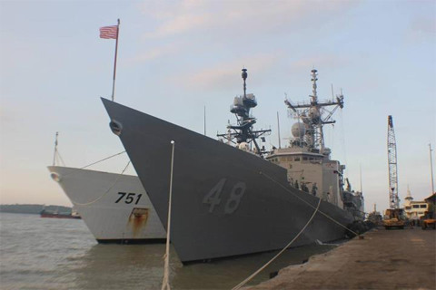 Cận cảnh phần mũi của tàu USS Vandegrift và tàu USCG Waesche tại cảng Tanjung Perak. Ảnh: Kaskus