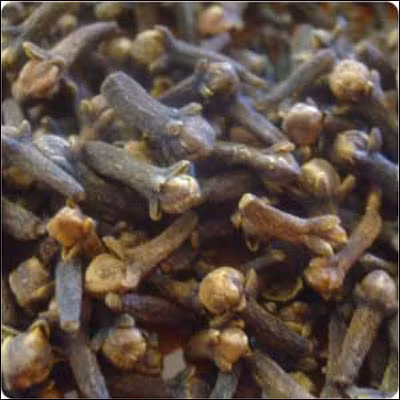 Chữa đinh râu: đinh hương 1 phần, đọt cây dứa dại 2 phần, giã nát, đắp băng. Xem thêm:Điểm danh 12 loại rau, quả dễ nhiễm thuốc trừ sâu hàng đầu 2012 Chữa đinh râu: đinh hương 1 phần, đọt cây dứa dại 2 phần, giã nát, đắp băng. Xem thêm:Điểm danh 12 loại rau, quả dễ nhiễm thuốc trừ sâu hàng đầu 2012