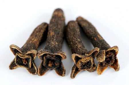 Chữa sai khớp, bong gân: đinh hương phối hợp với quế, gừng sống, dây đau xương, vỏ núc nác, hồi hương, vỏ sòi, lá canh châu, mủ xương rồng bà, lá náng, lá thầu dầu tía, lá kim cang, lá mua, huyết giác, hạt trấp, hạt máu chó, lá bưởi bung, lá tầm gửi cây khế (lượng các vị bằng nhau), giã nhỏ, sao nóng và chườm. Xem thêm:Điểm danh 12 loại rau, quả dễ nhiễm thuốc trừ sâu hàng đầu 2012 Chữa sai khớp, bong gân: đinh hương phối hợp với quế, gừng sống, dây đau xương, vỏ núc nác, hồi hương, vỏ sòi, lá canh châu, mủ xương rồng bà, lá náng, lá thầu dầu tía, lá kim cang, lá mua, huyết giác, hạt trấp, hạt máu chó, lá bưởi bung, lá tầm gửi cây khế (lượng các vị bằng nhau), giã nhỏ, sao nóng và chườm. Xem thêm:Điểm danh 12 loại rau, quả dễ nhiễm thuốc trừ sâu hàng đầu 2012