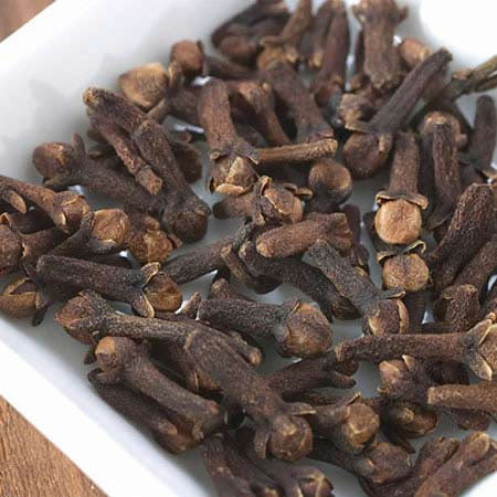 Trong y học cổ truyền, đinh hương có vị cay, tê, mùi thơm mạnh, tính ấm, có tác dụng kích thích, làm thơm, ấm bụng, chống nôn, giảm đau, sát khuẩn, làm săn, tiêu sưng. Dùng riêng hoặc phối hợp với các vị thuốc khác trong những trường hợp sau. Xem thêm:Điểm danh 12 loại rau, quả dễ nhiễm thuốc trừ sâu hàng đầu 2012 Trong y học cổ truyền, đinh hương có vị cay, tê, mùi thơm mạnh, tính ấm, có tác dụng kích thích, làm thơm, ấm bụng, chống nôn, giảm đau, sát khuẩn, làm săn, tiêu sưng. Dùng riêng hoặc phối hợp với các vị thuốc khác trong những trường hợp sau. Xem thêm:Điểm danh 12 loại rau, quả dễ nhiễm thuốc trừ sâu hàng đầu 2012