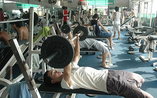 Tập luyện quá sức: Nhiều bạn thích sử dụng hết tốc lực để tập luyện và dường như không bao giờ thấy mệt mỏi. Nhưng nếu sử dụng nguồn năng lượng một cách liên tục không ngừng nghỉ như vậy thì sẽ làm chậm đi quá trình tiến triển trong việc luyện tập vì khi quá một ngưỡng nào đó thì cơ thể bị quá tải và sẽ không đạt được thêm một kết quả nào nữa. Xem thêm:Điểm danh một số loại rau, quả giúp hạ huyết áp Tập luyện quá sức: Nhiều bạn thích sử dụng hết tốc lực để tập luyện và dường như không bao giờ thấy mệt mỏi. Nhưng nếu sử dụng nguồn năng lượng một cách liên tục không ngừng nghỉ như vậy thì sẽ làm chậm đi quá trình tiến triển trong việc luyện tập vì khi quá một ngưỡng nào đó thì cơ thể bị quá tải và sẽ không đạt được thêm một kết quả nào nữa. Xem thêm:Điểm danh một số loại rau, quả giúp hạ huyết áp