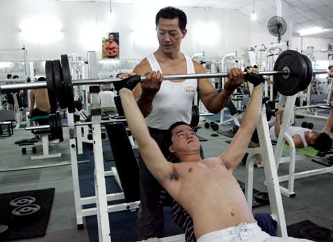 Tập không đúng cách: Nhiều người vì muốn chứng tỏ sức mạnh của mình nên thường gắng sức để có thể nâng được tạ nặng ký hơn người khác nhưng không biết rằng mỗi lần như vậy là bạn lại sử dụng khớp xương và dây chằng nhiều hơn. Điều này có thể dẫn đến đau khớp và dây chằng đồng thời có thể gây chấn thương trong tương lai. Xem thêm:Điểm danh một số loại rau, quả giúp hạ huyết áp Tập không đúng cách: Nhiều người vì muốn chứng tỏ sức mạnh của mình nên thường gắng sức để có thể nâng được tạ nặng ký hơn người khác nhưng không biết rằng mỗi lần như vậy là bạn lại sử dụng khớp xương và dây chằng nhiều hơn. Điều này có thể dẫn đến đau khớp và dây chằng đồng thời có thể gây chấn thương trong tương lai. Xem thêm:Điểm danh một số loại rau, quả giúp hạ huyết áp
