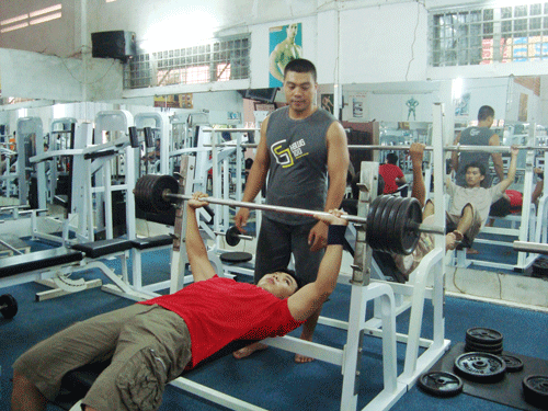 Những điều nên làm khi tập thể hình: cần có sự hướng dẫn: Đừng ngại ngần hỏi các huấn luyện viên hoặc người có thâm niên ở phòng tập, họ sẽ là những người thầy tốt nhất hướng dẫn chính xác các động tác, đồng thời tư vấn những động tác nào bạn nên và không nên tập. Xem thêm:Điểm danh một số loại rau, quả giúp hạ huyết áp Những điều nên làm khi tập thể hình: cần có sự hướng dẫn: Đừng ngại ngần hỏi các huấn luyện viên hoặc người có thâm niên ở phòng tập, họ sẽ là những người thầy tốt nhất hướng dẫn chính xác các động tác, đồng thời tư vấn những động tác nào bạn nên và không nên tập. Xem thêm:Điểm danh một số loại rau, quả giúp hạ huyết áp