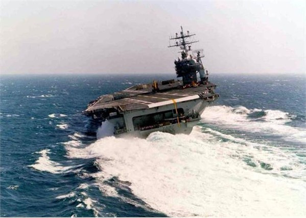 Lượng nước biển không nhỏ bị xô trong quá trình tàu sân bay quay đầu tạo ra những con sóng lớn giữa đại dương.