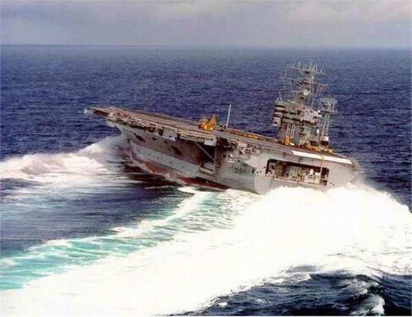 Việc đổi hướng trong quá trình làm nhiệm vụ là điều không thể tránh khỏi đối với các tàu chiến, đặc biệt là những con bài chiến thuật như tàu sân bay. Chính vì thế, tính cơ động trong quá trình di chuyển là một trong những yếu tố quan trọng được các nhà thiết kế tính đến khi thiết kế loại tàu này.