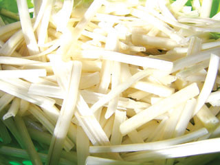 Ngó sen hầm đại táo: ngó sen 150g, đại táo 250g. Ngó sen rửa sạch, cắt đoạn, đại táo thái thành 2 - 4 lát. Cho vào nấu nhừ, gạn lấy nước uống. Dùng cho các trường hợp ban xuất huyết dưới da, chảy máu chân răng do giảm tiểu cầu, còn có tác dụng khai vị trợ tiêu hoá. Xem thêm:Những thói quen xấu "ăn cắp" giấc ngủ ngon của bạn