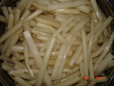 Nước ép ngó sen gừng tươi (khương ngẫu ẩm): ngó sen tươi 30 - 50g, gừng tươi 5 - 8g, ép vắt lấy nước trộn đều, chia 3 lần uống trong ngày. Dùng cho các trường hợp nôn thổ dai dẳng khát nước. Xem thêm:Những thói quen xấu "ăn cắp" giấc ngủ ngon của bạn