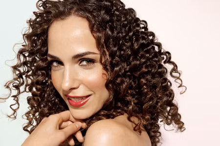 Tóc nâu vừa, -nâu sáng: Mái tóc nâu phù hợp với mọi tông màu trang điểm, từ gam màu trung tính nhẹ nhàng lịch lãm, tới các màu đậm theo phong cách quý phái gợi cảm. Xem thêm:"Công chúa nhạc đồng quê" với muôn kiểu tóc xinh