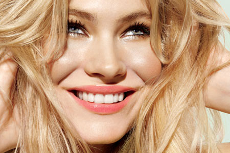 Tóc vàng: Bất kể màu tóc của bạn là vàng mật ong hay vàng đồng, mọi mái tóc vàng đều cực kỳ hợp với phấn trang điểm có màu đào, hồng baby, màu nhũ vàng và màu rượu vang. Xem thêm:"Công chúa nhạc đồng quê" với muôn kiểu tóc xinh