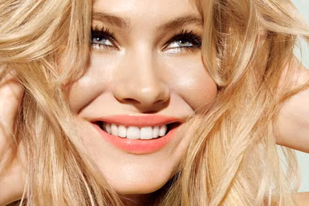 Tóc vàng: Bất kể màu tóc của bạn là vàng mật ong hay vàng đồng, mọi mái tóc vàng đều cực kỳ hợp với phấn trang điểm có màu đào, hồng baby, màu nhũ vàng và màu rượu vang. Xem thêm:"Công chúa nhạc đồng quê" với muôn kiểu tóc xinh