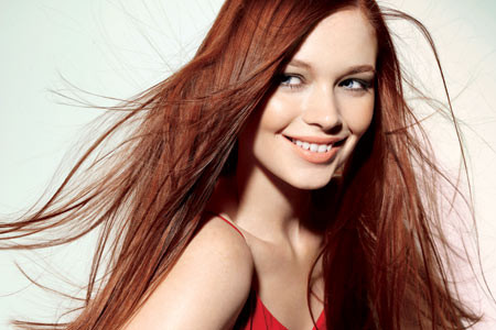 Tóc đỏ: Mái tóc đỏ luôn mang tới vẻ ngoài tươi sáng và ấm áp nên sẽ hợp nhất với phấn trang điểm tông nâu, hồng cam. Chúng vừa hợp với màu tóc lại không khiến bạn trở nên lòe loẹt. Một gợi ý nếu bạn có mái tóc đỏ là sử dụng phấn mắt xanh lá và phấn má, son môi cùng màu hồng da. Xem thêm:"Công chúa nhạc đồng quê" với muôn kiểu tóc xinh