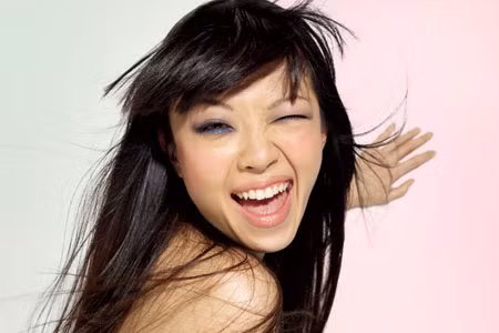 Tóc đen: Hãy mang tới sự mới mẻ cho mái tóc đen quyến rũ, bí ẩn của bạn bằng cách thêm gam màu nổi, rực rỡ cho gương mặt. Nếu bạn có mái tóc đen, hãy tập trung trang điểm cho vùng mắt với kiểu đánh mắt khói màu đen và xanh navy. Tạo cảm giác nhẹ nhàng cho môi và má với màu hồng phấn nhạt. Xem thêm:"Công chúa nhạc đồng quê" với muôn kiểu tóc xinh