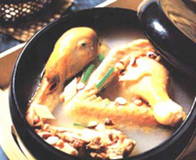 Vịt già nấu khiếm thực bổ tỳ vị, trị phù thũng. Vịt già nấu khiếm thực bổ tỳ vị, trị phù thũng.