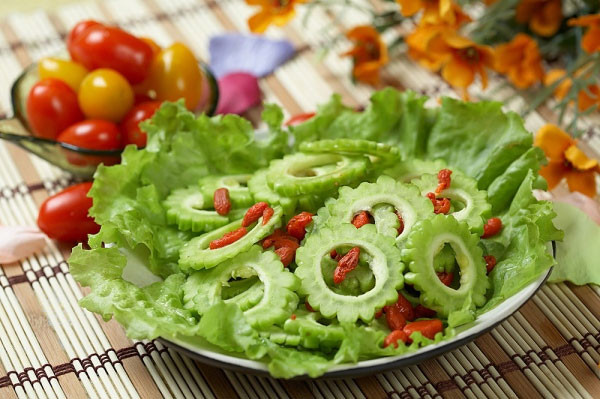 Các nghiên cứu đã chỉ ra rằng các loại thực phẩm cay đắng có chứa các chất như alkaloid, axit amin, vitamin, khoáng chất và các chất khác cần thiết cho cơ thể, tốt cho thị lực, giải độc, hạ sốt, kháng khuẩn, chống viêm. Ăn đúng cách có thể kích thích tiêu hóa của dạ dày, tăng cảm giác ngon miệng, loại bỏ chứng mất vị giác mùa hè, khó tiêu, chán ăn và các rối loạn tiêu hóa khác. Mùa hè, thực phẩm đắng tiêu biểu nhất là mướp đắng (khổ qua). Xem thêm: "Ướp hương" cơ thể với những "thảo dược" dân dã quanh ta Các nghiên cứu đã chỉ ra rằng các loại thực phẩm cay đắng có chứa các chất như alkaloid, axit amin, vitamin, khoáng chất và các chất khác cần thiết cho cơ thể, tốt cho thị lực, giải độc, hạ sốt, kháng khuẩn, chống viêm. Ăn đúng cách có thể kích thích tiêu hóa của dạ dày, tăng cảm giác ngon miệng, loại bỏ chứng mất vị giác mùa hè, khó tiêu, chán ăn và các rối loạn tiêu hóa khác. Mùa hè, thực phẩm đắng tiêu biểu nhất là mướp đắng (khổ qua). Xem thêm: "Ướp hương" cơ thể với những "thảo dược" dân dã quanh ta