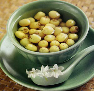 Mồ hôi bài tiết nhiều qua da nên làm giảm nhiệt độ bề mặt. Ngoài bổ sung nước ấm, bạn cũng có thêm rất nhiều lựa chọn khác như ăn các loại rau và trái cây lợi tiểu, chẳng hạn như dưa hấu, hạt sen...Nếu đổ mồ hôi quá nhiều thì bạn nên uống nước muối loãng thay vì uống nước đun sôi. Xem thêm: "Ướp hương" cơ thể với những "thảo dược" dân dã quanh ta Mồ hôi bài tiết nhiều qua da nên làm giảm nhiệt độ bề mặt. Ngoài bổ sung nước ấm, bạn cũng có thêm rất nhiều lựa chọn khác như ăn các loại rau và trái cây lợi tiểu, chẳng hạn như dưa hấu, hạt sen...Nếu đổ mồ hôi quá nhiều thì bạn nên uống nước muối loãng thay vì uống nước đun sôi. Xem thêm: "Ướp hương" cơ thể với những "thảo dược" dân dã quanh ta