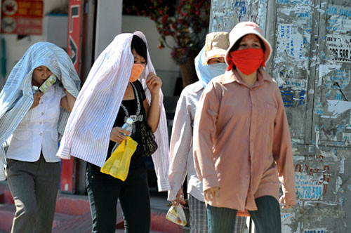 Dưỡng tâm: Trước hết, để tránh quá nóng và quá lạnh, nên tránh đi bộ dưới ánh nắng mặt trời thiêu đốt (đặc biệt là lúc 12h trưa) dễ tăng tốc lưu lượng máu trong một thời gian ngắn, tăng gánh nặng cho tim và các mạch máu. Rất nhiều người để điều hòa không khí suốt đêm, xen kẽ giữa hai môi trường nóng và lạnh cũng sẽ tăng khả năng gây khó chịu cho tim. Xem thêm: "Ướp hương" cơ thể với những "thảo dược" dân dã quanh ta Dưỡng tâm: Trước hết, để tránh quá nóng và quá lạnh, nên tránh đi bộ dưới ánh nắng mặt trời thiêu đốt (đặc biệt là lúc 12h trưa) dễ tăng tốc lưu lượng máu trong một thời gian ngắn, tăng gánh nặng cho tim và các mạch máu. Rất nhiều người để điều hòa không khí suốt đêm, xen kẽ giữa hai môi trường nóng và lạnh cũng sẽ tăng khả năng gây khó chịu cho tim. Xem thêm: "Ướp hương" cơ thể với những "thảo dược" dân dã quanh ta