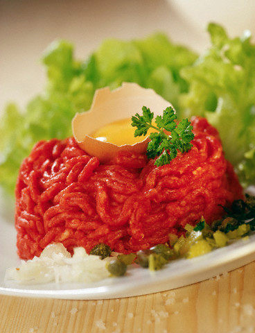 Kẽm: Kẽm giúp phát triển các tế bào một cách lành mạnh, giúp các vết thương nhanh lành và phòng tránh tình trạng sưng phù. Các chuyên gia khuyên bạn nên bổ sung khoảng 50 – 100 mg kẽm mỗi ngày. Kẽm có nhiều trong các loại hải sản, thịt bò, trứng. Xem thêm: Bí quyết "nhỏ", giữ sức khỏe "lớn" trong mùa nắng nóng