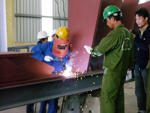 Công nhân Công ty Sông Hàn tiền hành những mối hàn đầu tiên đóng mới tàu DN 2000 cho lực lượng Cảnh sát biển Việt Nam - Ảnh: HC