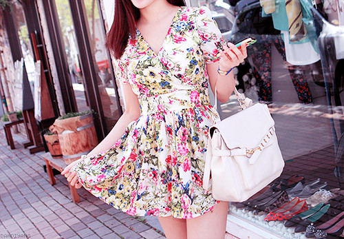 Nếu bạn có thân hình bé nhỏ, những chiếc váy xòe ngắn trên gối, có chun nhún dưới ngực sẽ rất phù hợp; họa tiết hoa nhí cũng sẽ không làm bạn lộ nhược điểm. Xem thêm:Những bộ váy trần tay khiến bạn trẻ trung, quyến rũ hơn