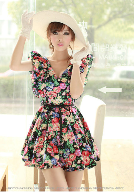 Cùng ngắm thêm một số mẫu váy hoa xòe xinh xắn để diện cuối tuần nhé! Xem thêm:Những bộ váy trần tay khiến bạn trẻ trung, quyến rũ hơn