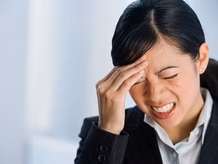 Chứng đau đầu trong kỳ nghỉ: Có 2 nguyên nhân chính dẫn đến chứng đau đầu trong kỳ nghỉ. Do kỳ nghỉ phá vỡ quy luật sinh hoạt hàng ngày, không kịp thời bổ sung nước cho cơ thể khiến mất nước, từ đó dẫn đến chứng đau đầu. Nguyên nhân thứ hai, có thể do việc du lịch ngoài trời trong kỳ nghỉ dẫn đến chứng đau đầu do thời tiết, khí hậu. Nhiệt độ cao, khí áp thấp có thể khiến chứng đau đầu nghiêm trọng hơn. Khi nhiệt độ tăng lên 9 độ, chứng đau đầu có thể tăng thêm 7.5 %. Xem thêm: 26 loại thực phẩm giúp bạn ‘thanh lọc’ cơ thể Chứng đau đầu trong kỳ nghỉ: Có 2 nguyên nhân chính dẫn đến chứng đau đầu trong kỳ nghỉ. Do kỳ nghỉ phá vỡ quy luật sinh hoạt hàng ngày, không kịp thời bổ sung nước cho cơ thể khiến mất nước, từ đó dẫn đến chứng đau đầu. Nguyên nhân thứ hai, có thể do việc du lịch ngoài trời trong kỳ nghỉ dẫn đến chứng đau đầu do thời tiết, khí hậu. Nhiệt độ cao, khí áp thấp có thể khiến chứng đau đầu nghiêm trọng hơn. Khi nhiệt độ tăng lên 9 độ, chứng đau đầu có thể tăng thêm 7.5 %. Xem thêm: 26 loại thực phẩm giúp bạn ‘thanh lọc’ cơ thể