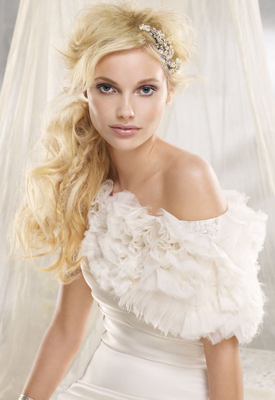 Xem thêm: Bất chấp nắng nóng, cô dâu hóa "thiên thần" với váy cưới cực "cool"