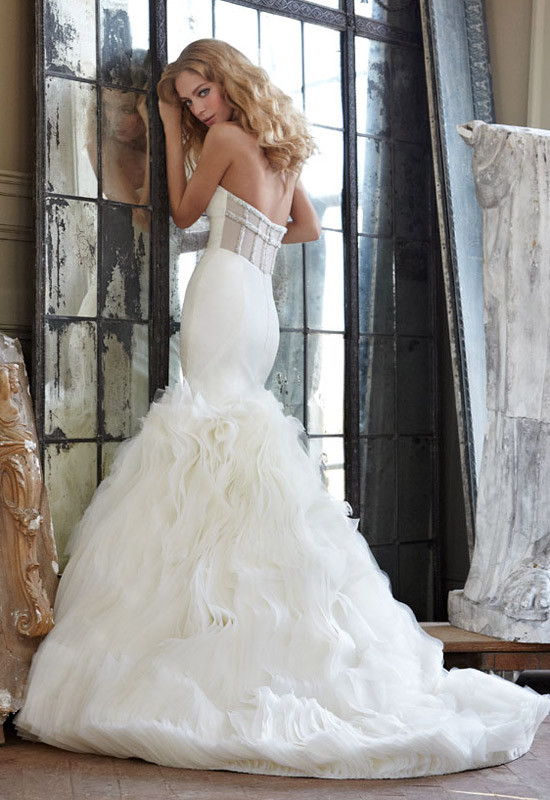 Tùng váy xếp vải xéo đầy tinh xảo và nghệ thuật Xem thêm: Bất chấp nắng nóng, cô dâu hóa "thiên thần" với váy cưới cực "cool"