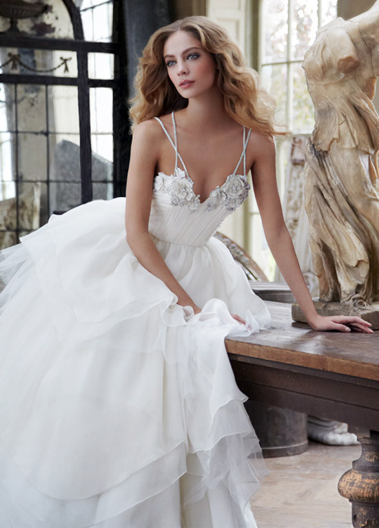 Xem thêm: Bất chấp nắng nóng, cô dâu hóa "thiên thần" với váy cưới cực "cool"