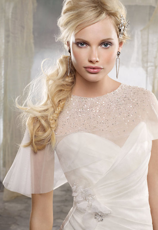 Xem thêm: Bất chấp nắng nóng, cô dâu hóa "thiên thần" với váy cưới cực "cool"