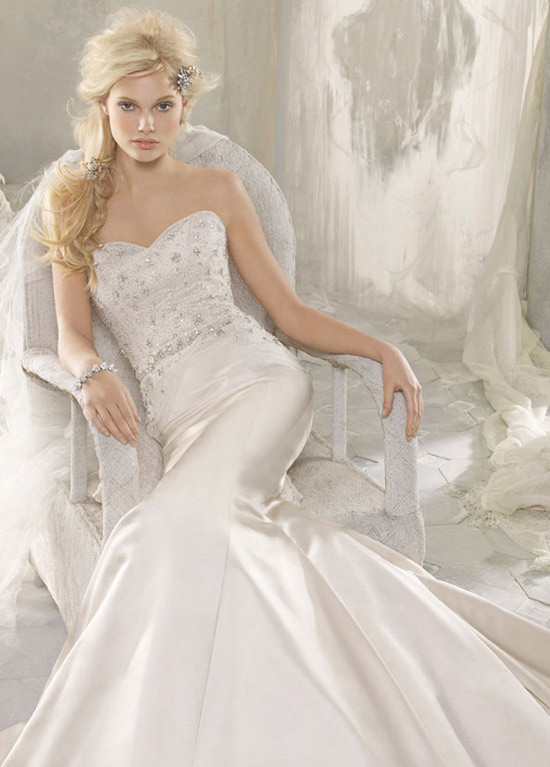 Xem thêm: Bất chấp nắng nóng, cô dâu hóa "thiên thần" với váy cưới cực "cool"