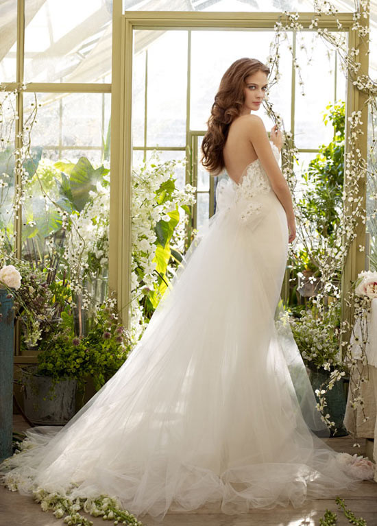 Xem thêm: Bất chấp nắng nóng, cô dâu hóa "thiên thần" với váy cưới cực "cool"