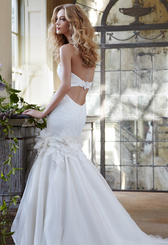 Chút sexy cho cô dâu thêm quyến rũ ngày vu quy Xem thêm: Bất chấp nắng nóng, cô dâu hóa "thiên thần" với váy cưới cực "cool"